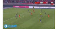 差点游龙!唐佳丽右路左晃右突连过三人,可惜最后射门稍稍偏出