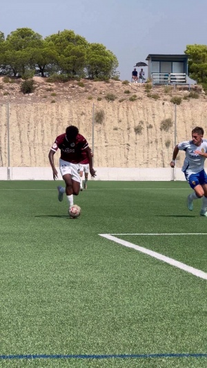 直接上强度！邝兆镭禁区内接球被对方后卫拉扯，踉跄倒地